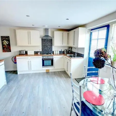 Luxury 2 Bed Close To Beach-with Parking! *