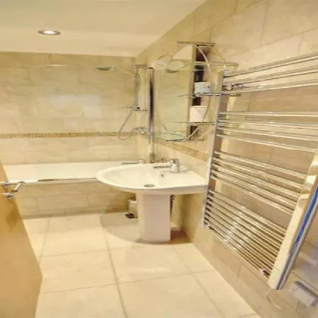 Luxury 2 Bed Close To Beach-with Parking! *