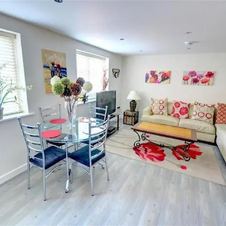 Luxury 2 Bed Close To Beach-with Parking! Scarborough